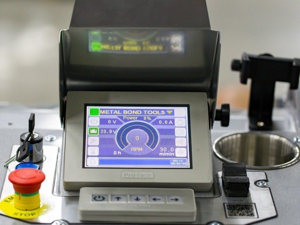 Шлифовально-полировальная машина на дистанционном управлении Lavina® 25REU ELIT Шлифовально-полировальная машина на дистанционном управлении Lavina® 25REU ELIT