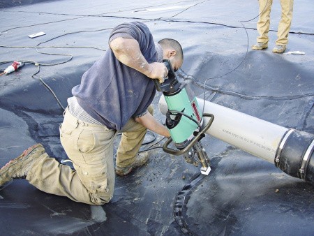 Сварочный экструдер WELDPLAST S6 в работе